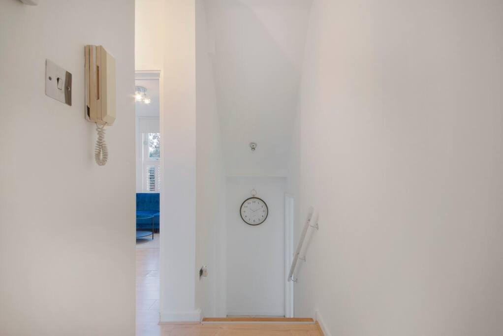 Апартаменты Stunning 1-bed Flat In 20 Mins From